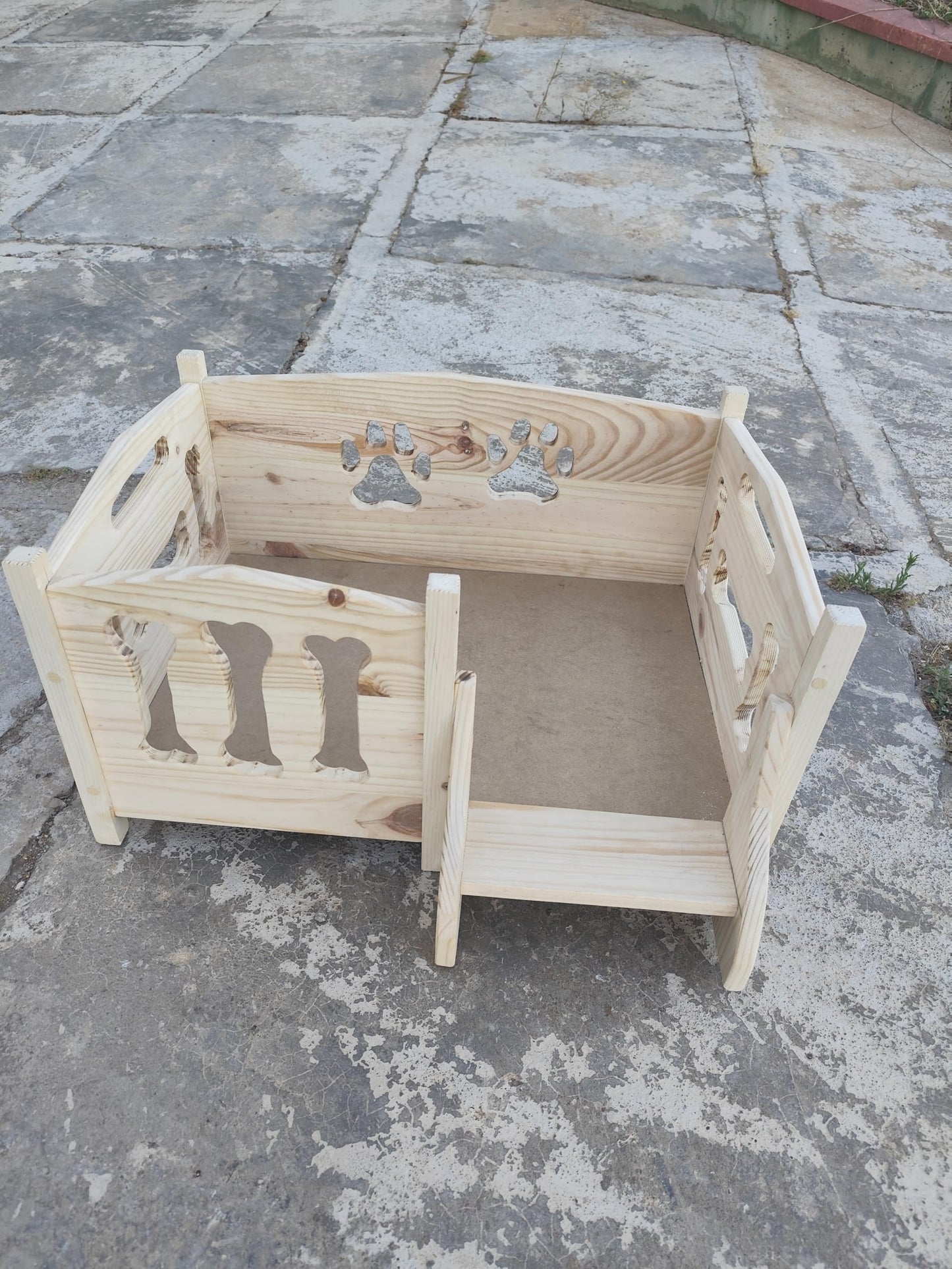 Genérico Cama para Perro en Madera de Pino, Tallada, barnizada en Blanco con veta Madera de Fondo